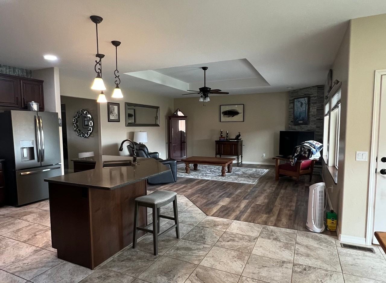 1318 Peppertree Dr - Photo 2 of 10