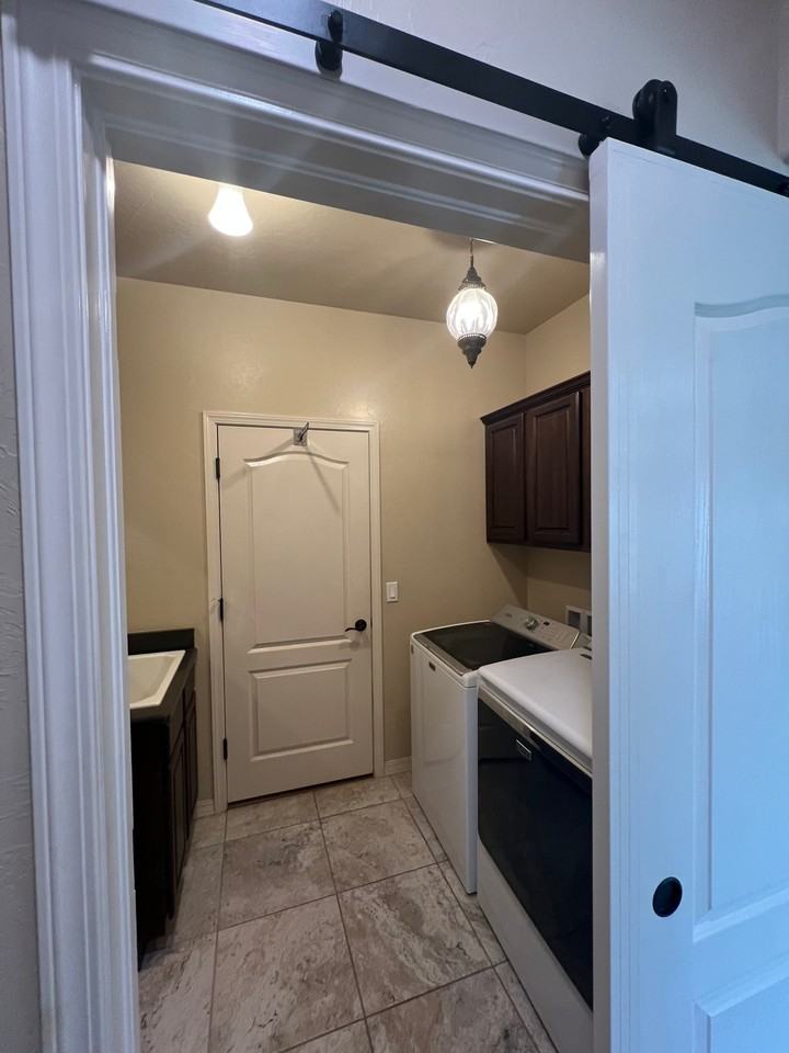 1318 Peppertree Dr - Photo 3 of 10