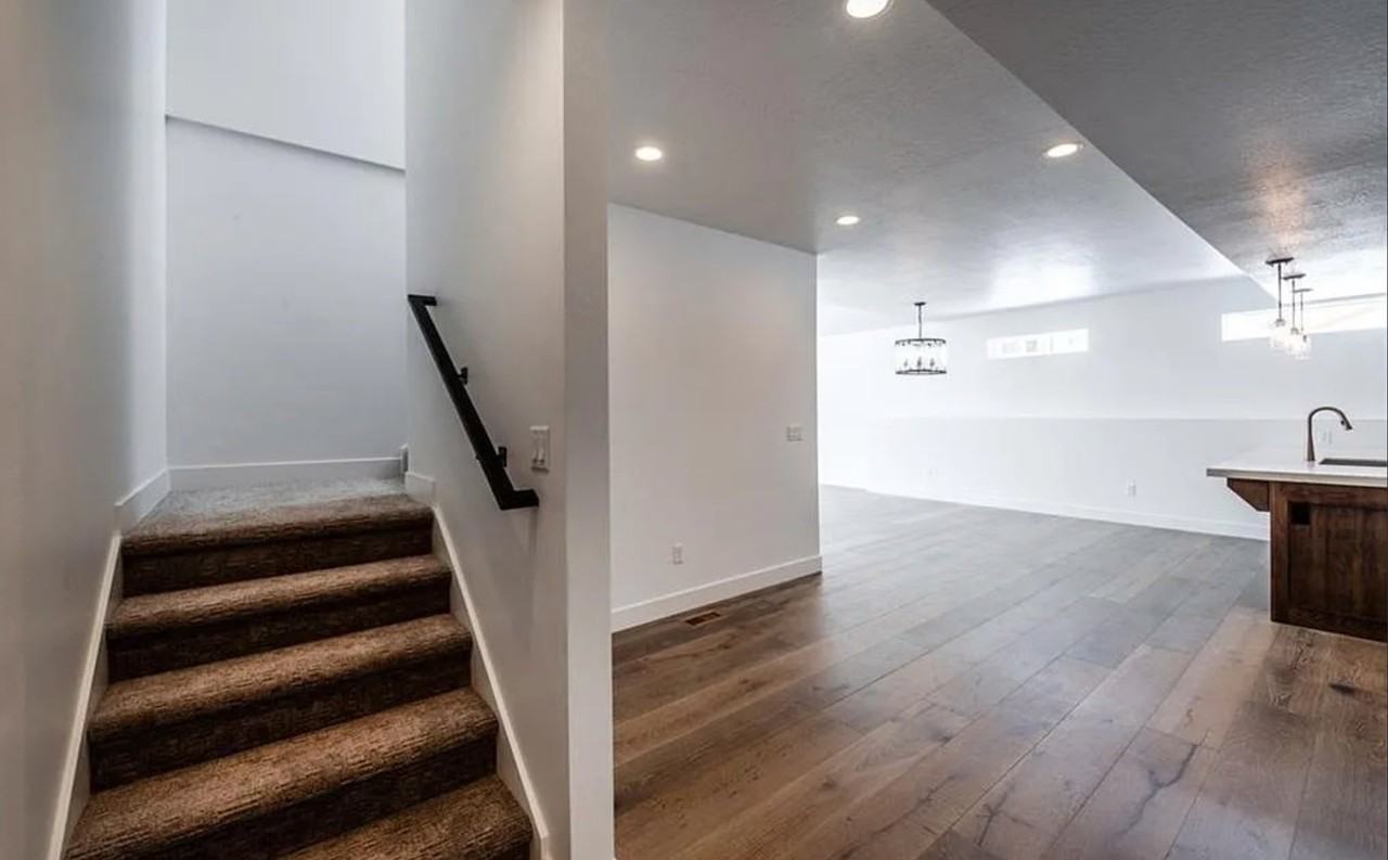 570 Aspen Dr - Photo 2 of 20