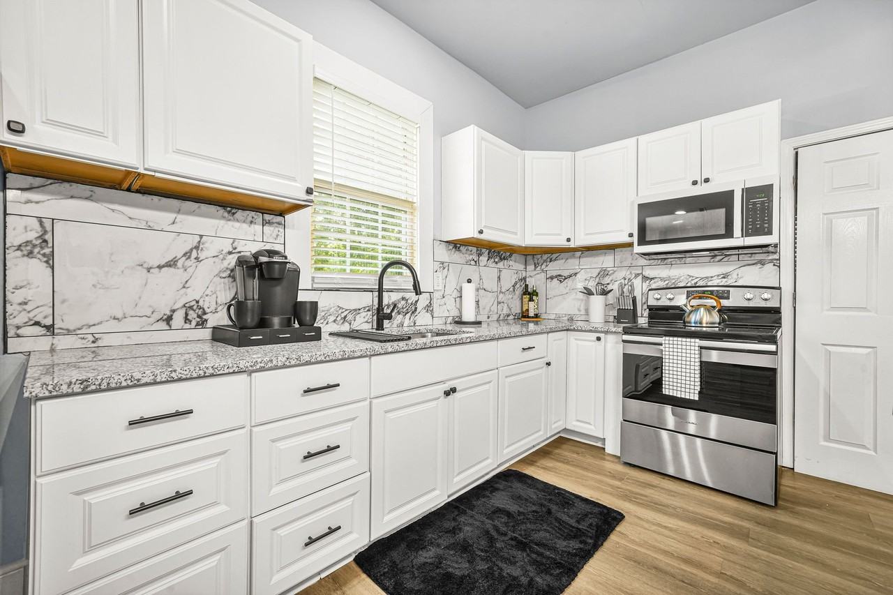 1363 Jonesboro Rd Se - Photo 3 of 26