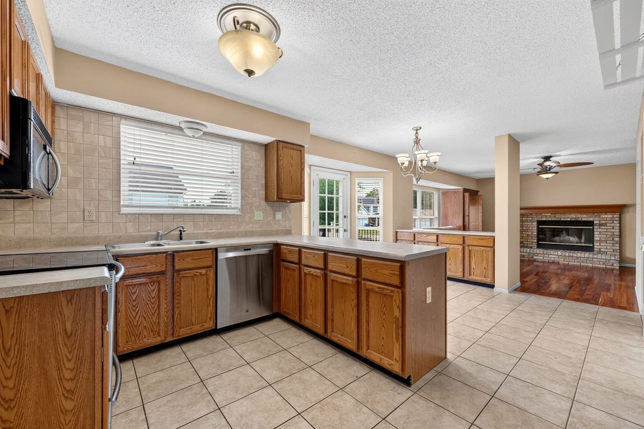 2600 Northcliffe Dr - Photo 3 of 20