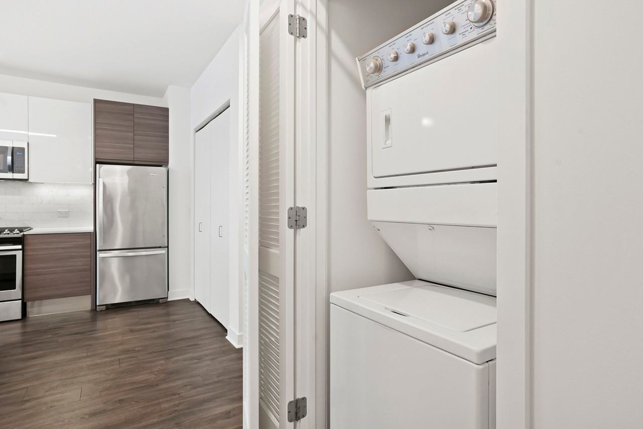 229 W Hubbard St - Photo 2 of 16