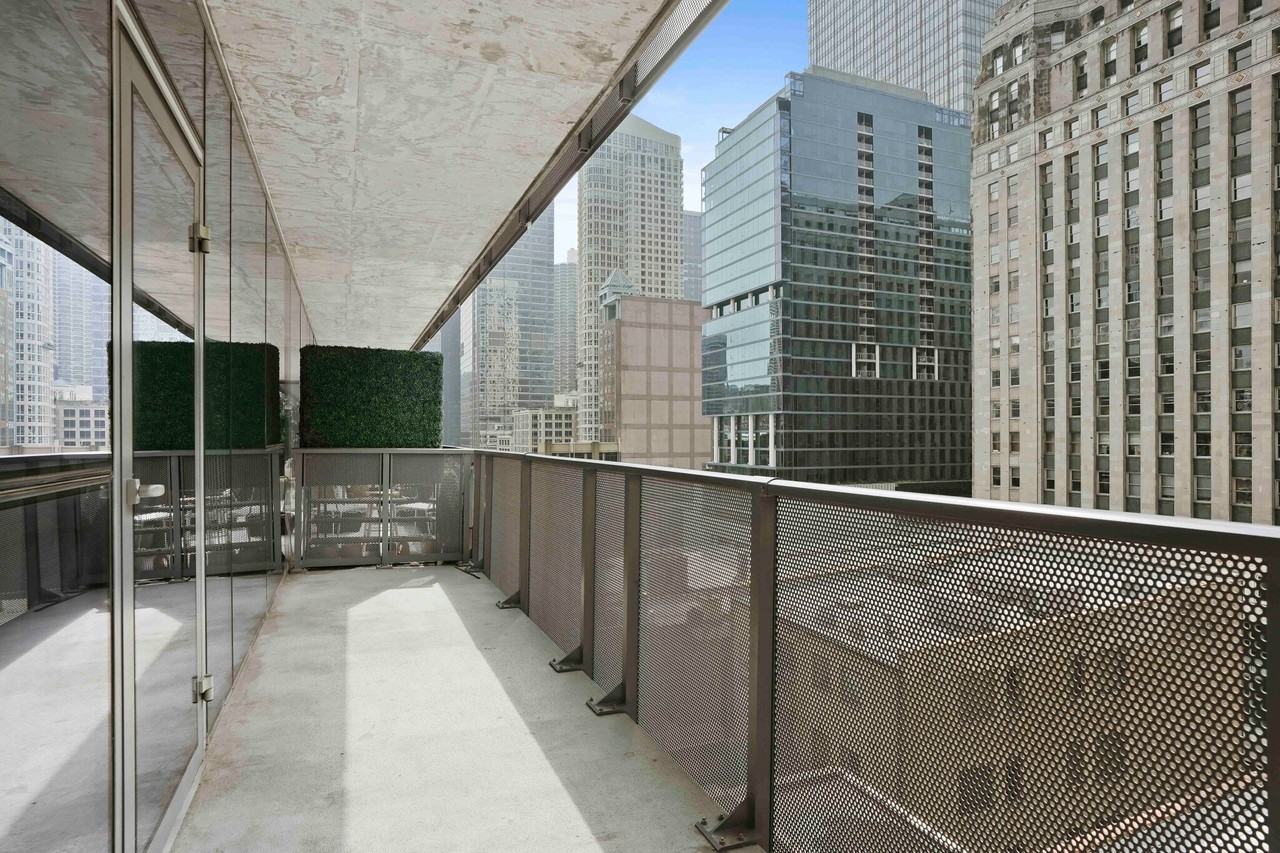 229 W Hubbard St - Photo 7 of 16