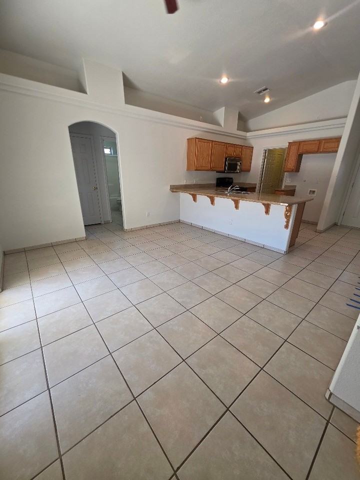 3225 N Yavapai St - Photo 4 of 12