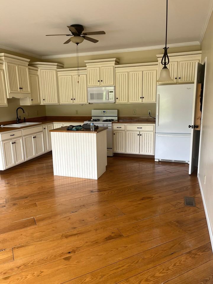 7455 Hilltop Dr - Photo 3 of 9
