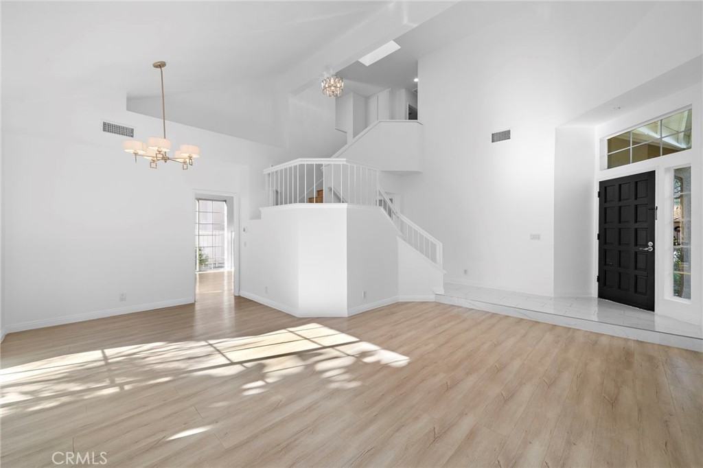 24302 Andrea St - Photo 4 of 23