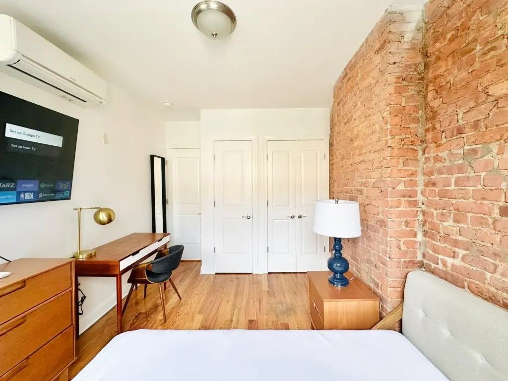 Private Bedroom in 4 Bedroom/2 Bathroom Home - Photo 4 of 8
