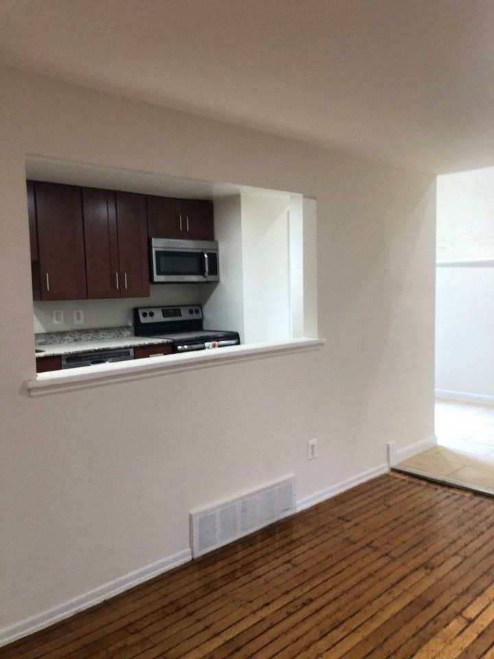 1012 Clinton St #1F - Photo 4 of 8