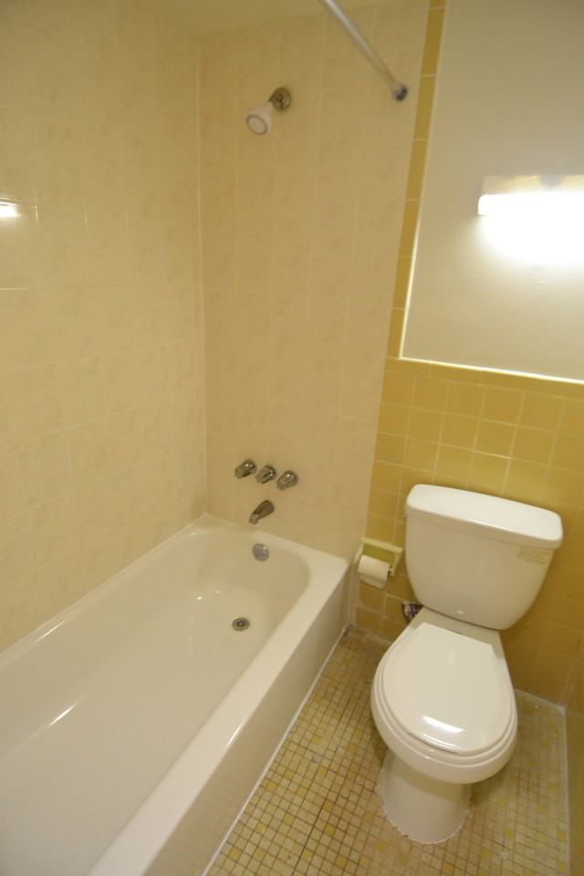 1012 Clinton St #1F - Photo 7 of 8