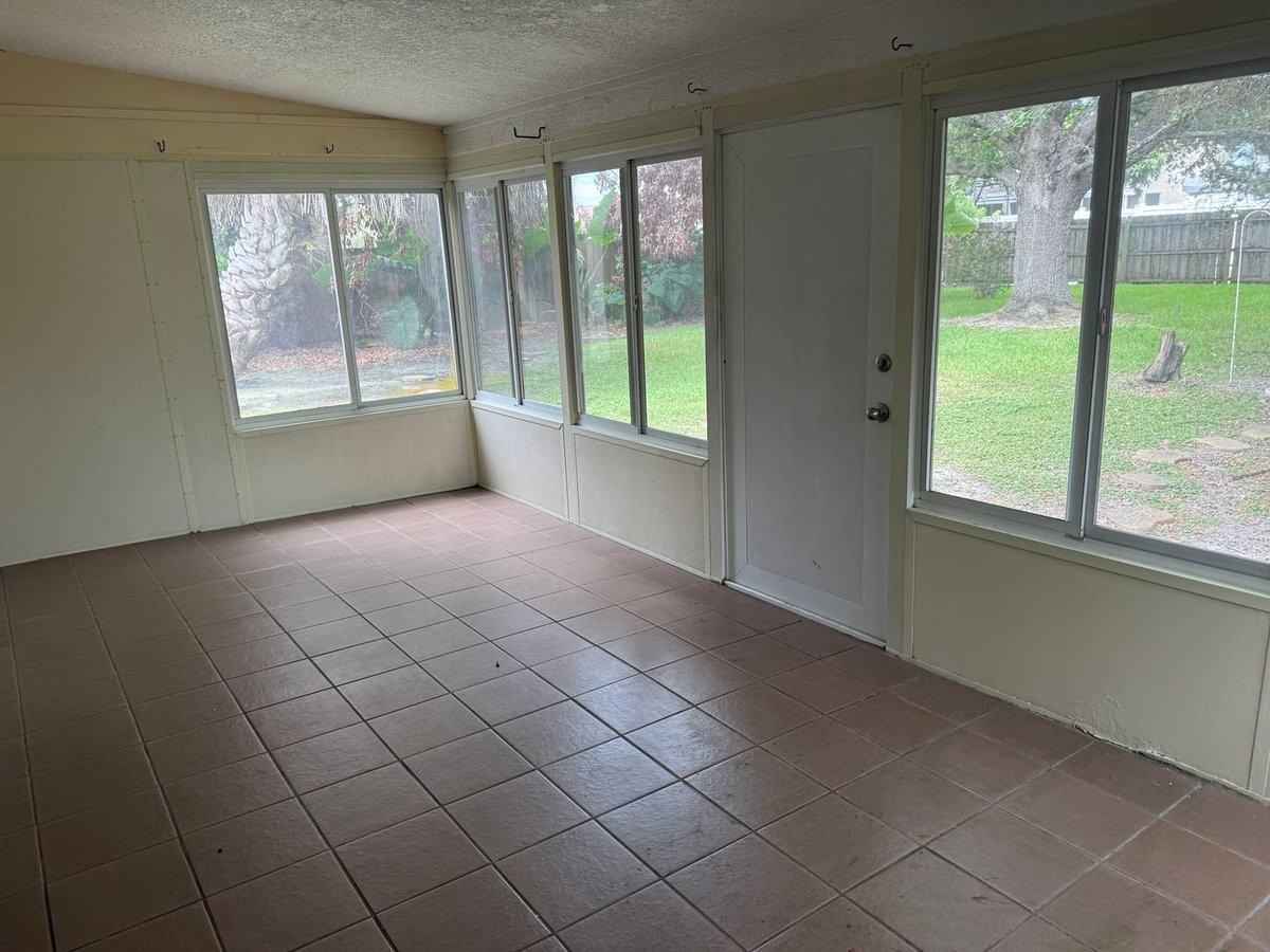 113 S Deerwood Ave - Photo 2 of 18