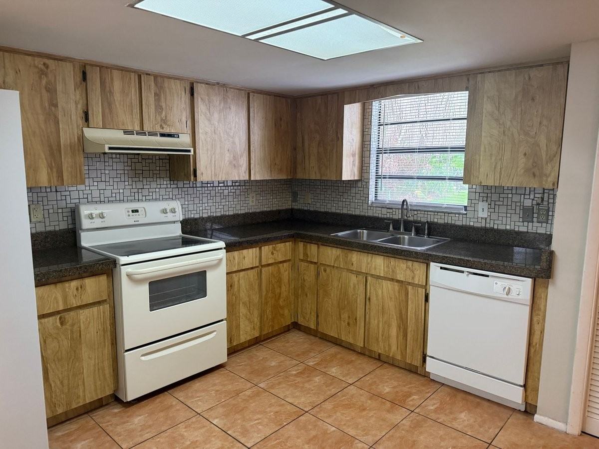 113 S Deerwood Ave - Photo 3 of 18