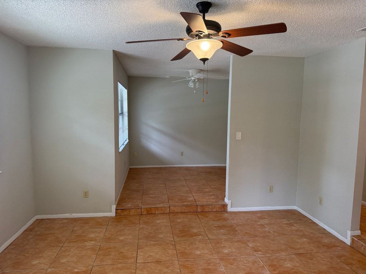 113 S Deerwood Ave - Photo 4 of 18