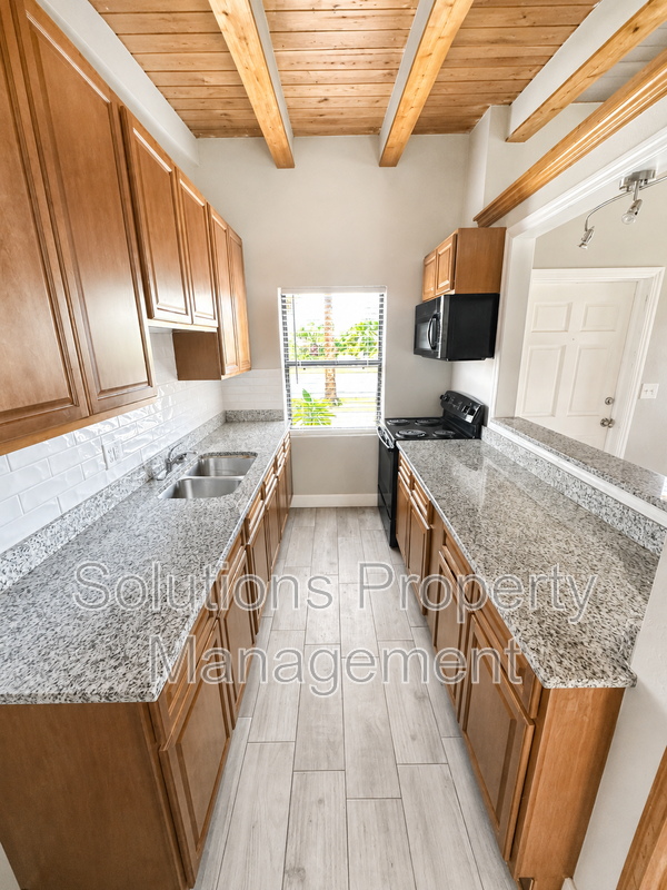 1606 S Miramar Ave - Photo 3 of 8