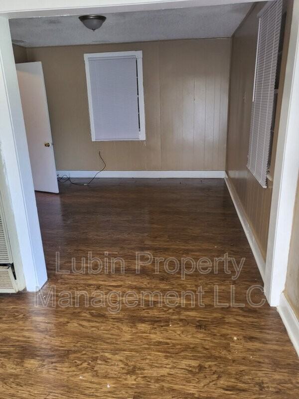 820 Dallas St - Photo 2 of 5