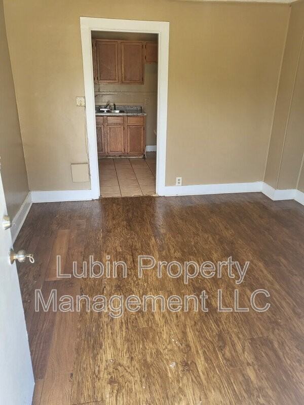820 Dallas St - Photo 3 of 5