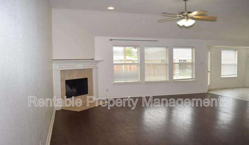 4704 Sailboat Dr - Photo 2 of 13