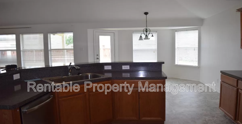 4704 Sailboat Dr - Photo 3 of 13