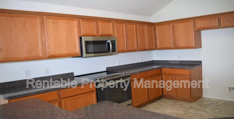 4704 Sailboat Dr - Photo 4 of 13