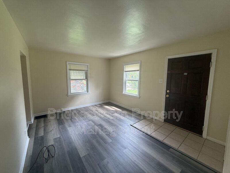 809 Winston Dr - Photo 3 of 10