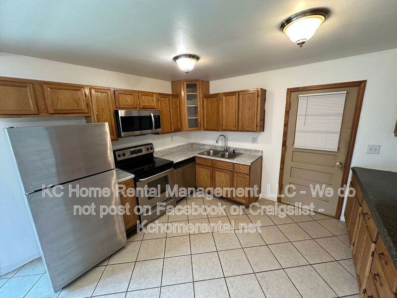 12211 E 52nd Ter - Photo 3 of 25