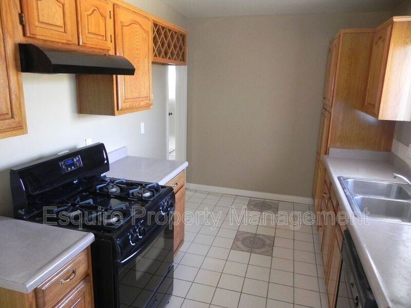 1832 S E St - Photo 3 of 5