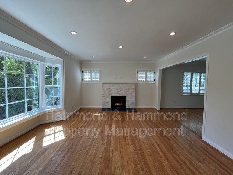 15483 Dickens St - Photo 5 of 48