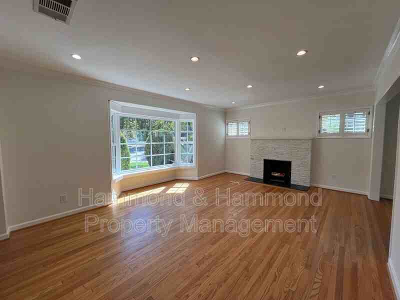 15483 Dickens St - Photo 6 of 48