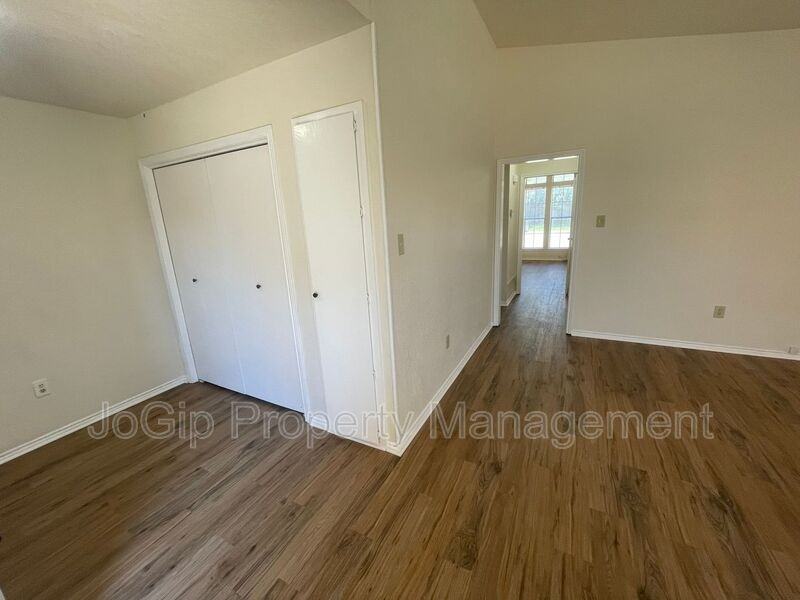 3151 Tudor Ln - Photo 7 of 35