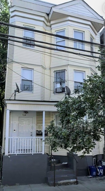 104 S 12th St