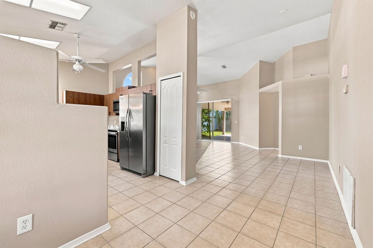 4826 Ridgemoor Cir - Photo 5 of 26