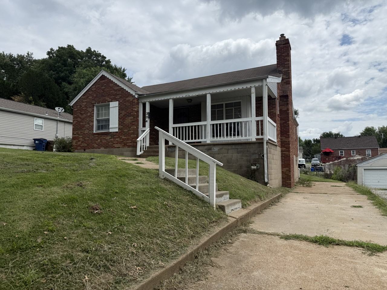 304 Superior Dr - Photo 2 of 24