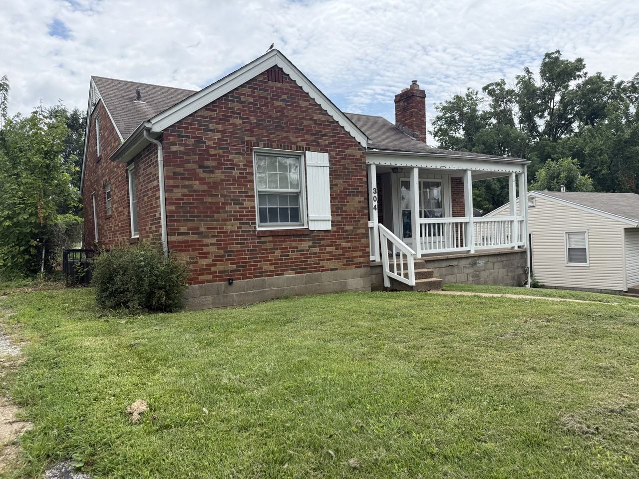 304 Superior Dr - Photo 3 of 24