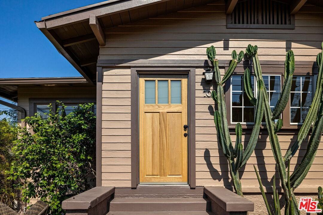 708 N Avenue - Photo 3 of 40