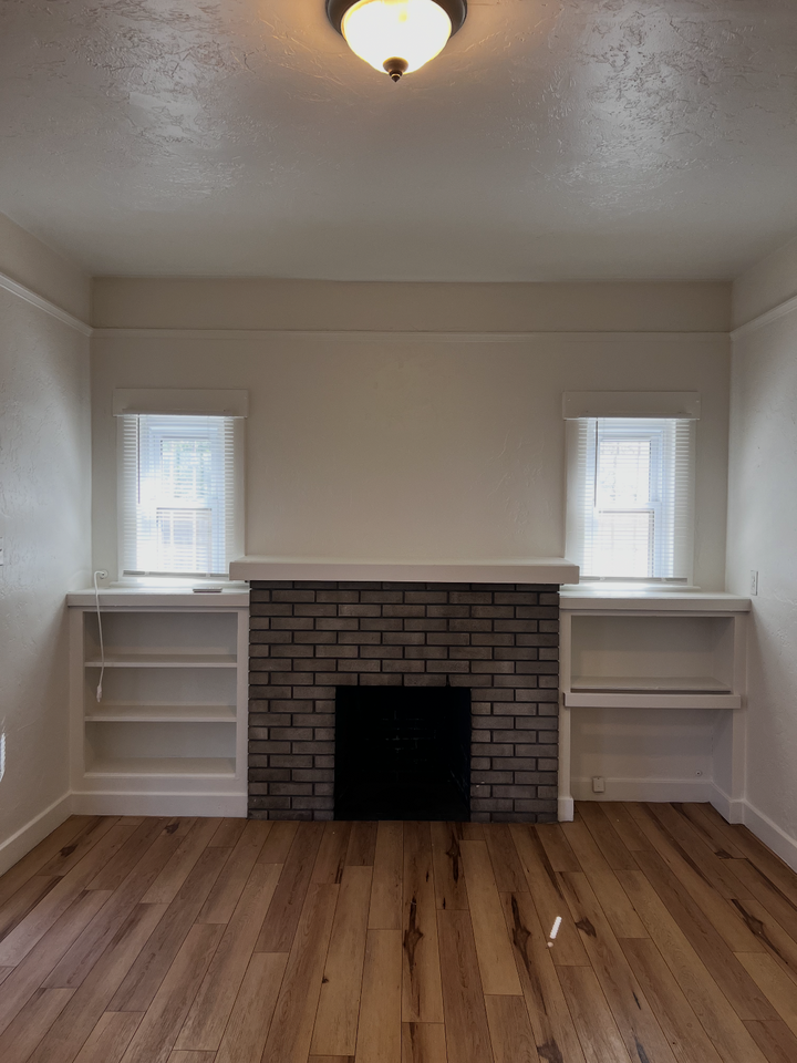 806 E 6th St - Photo 2 of 10