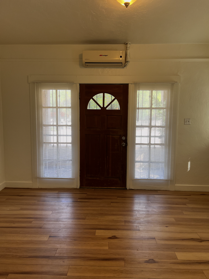 806 E 6th St - Photo 3 of 10