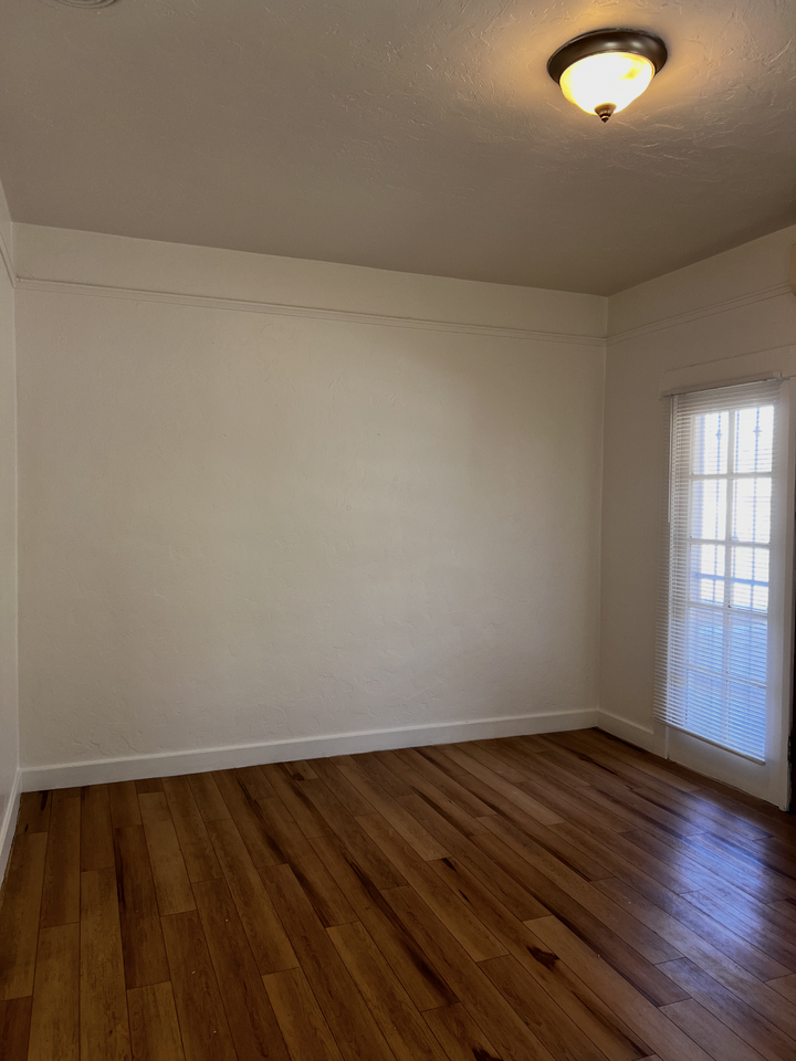 806 E 6th St - Photo 4 of 10