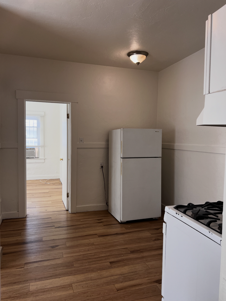 806 E 6th St - Photo 5 of 10