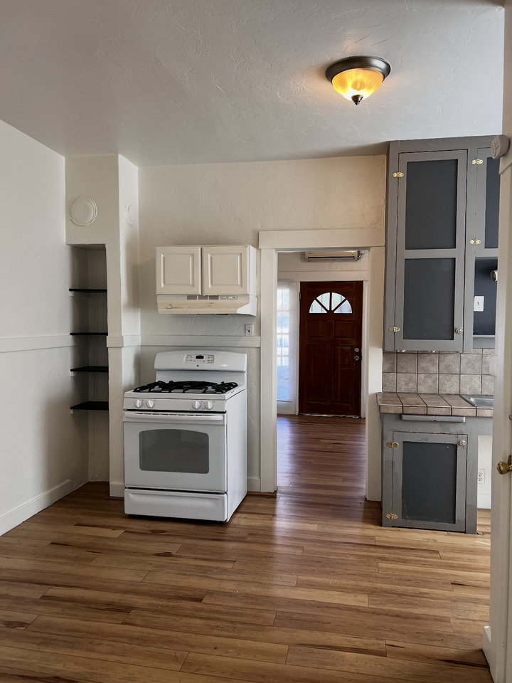 806 E 6th St - Photo 6 of 10