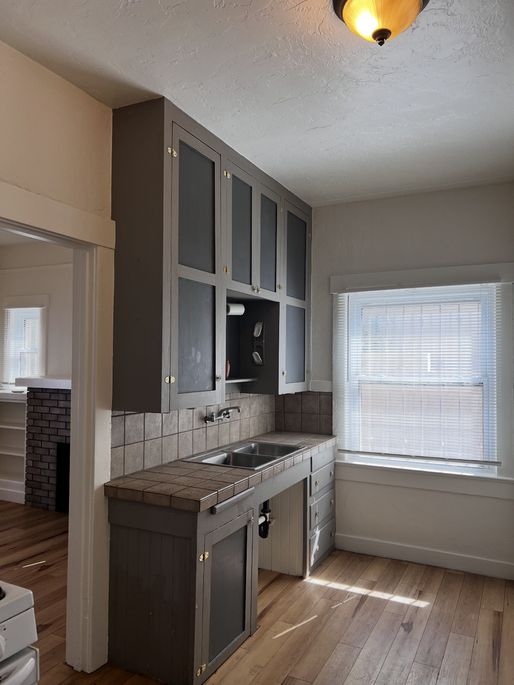 806 E 6th St - Photo 7 of 10