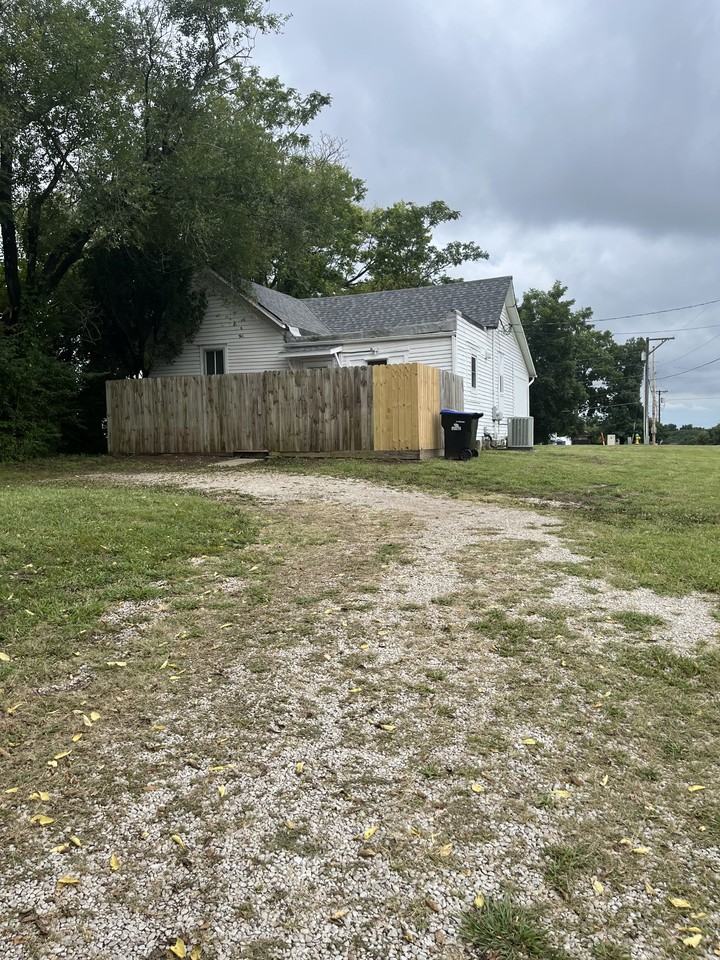 429 W South St - Photo 2 of 9