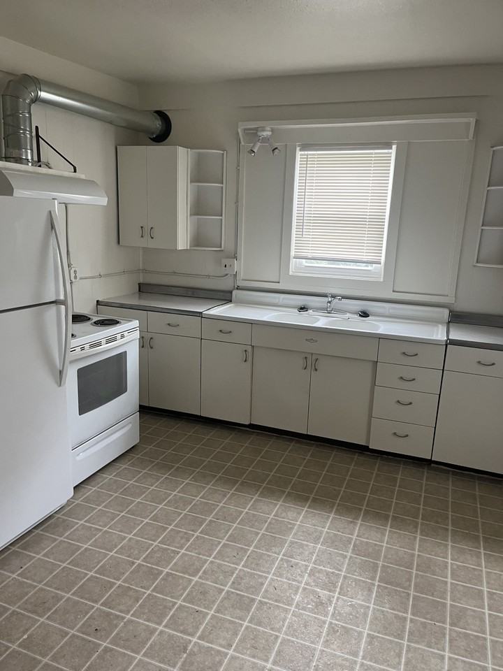 429 W South St - Photo 7 of 9