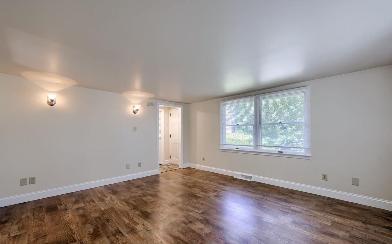 160 Buch Ave - Photo 5 of 26