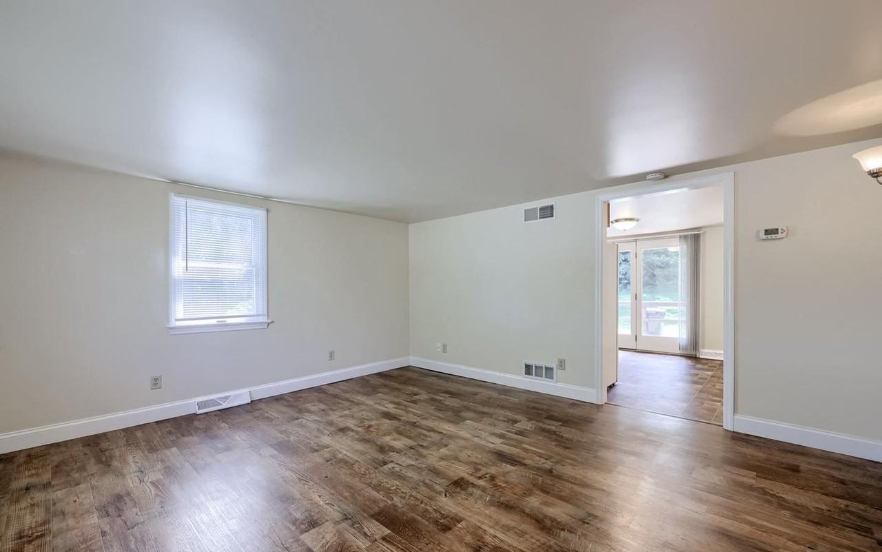 160 Buch Ave - Photo 6 of 26