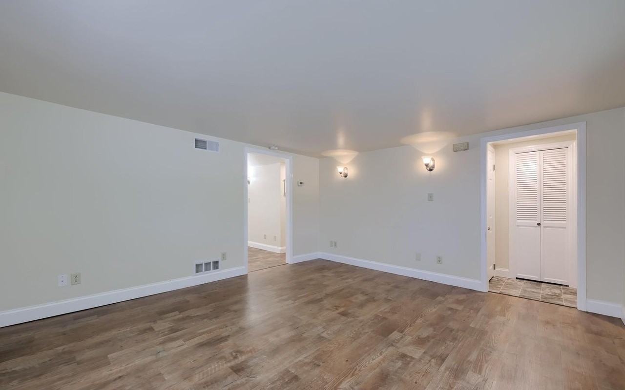 160 Buch Ave - Photo 7 of 26
