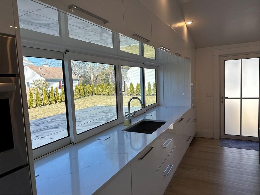 76 Memorial Blvd - Photo 4 of 26