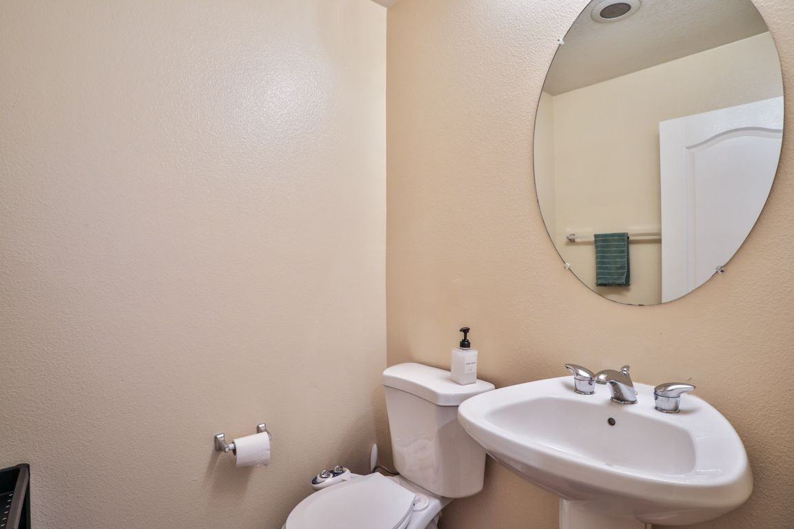 17828 Woodbine Ct - Photo 3 of 43