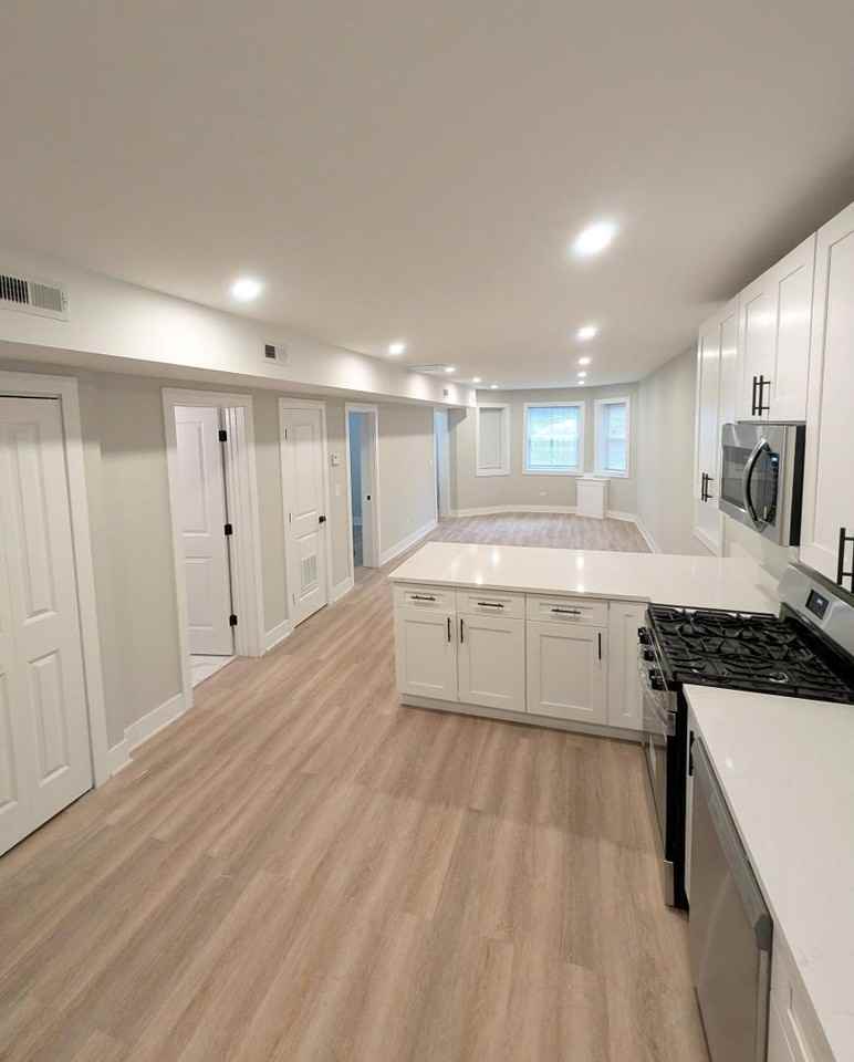 2850 N Avers Ave - Photo 2 of 10