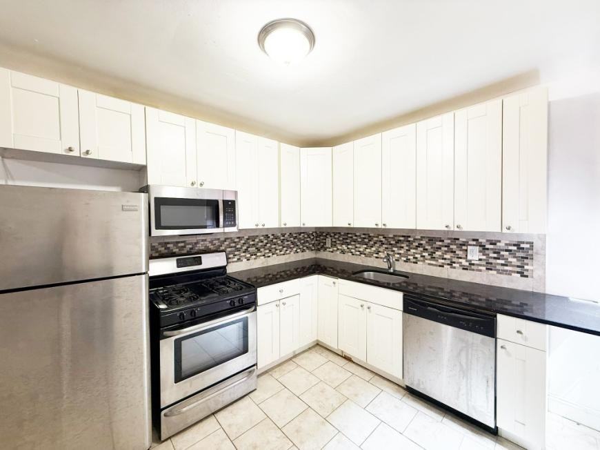 175 Hawthorne St - Photo 4 of 10