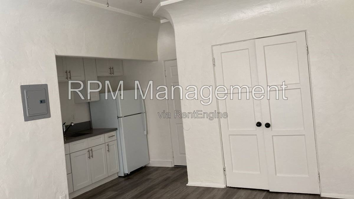 111 S Manhattan Pl #204 - Photo 4 of 10