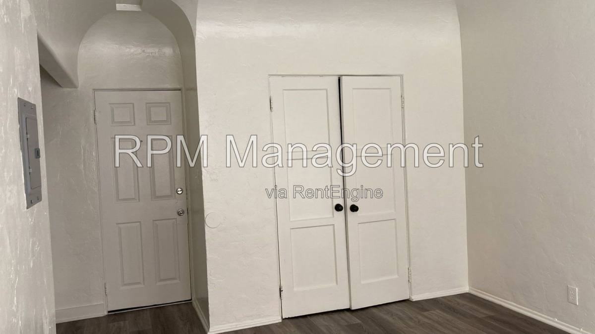 111 S Manhattan Pl #204 - Photo 5 of 10